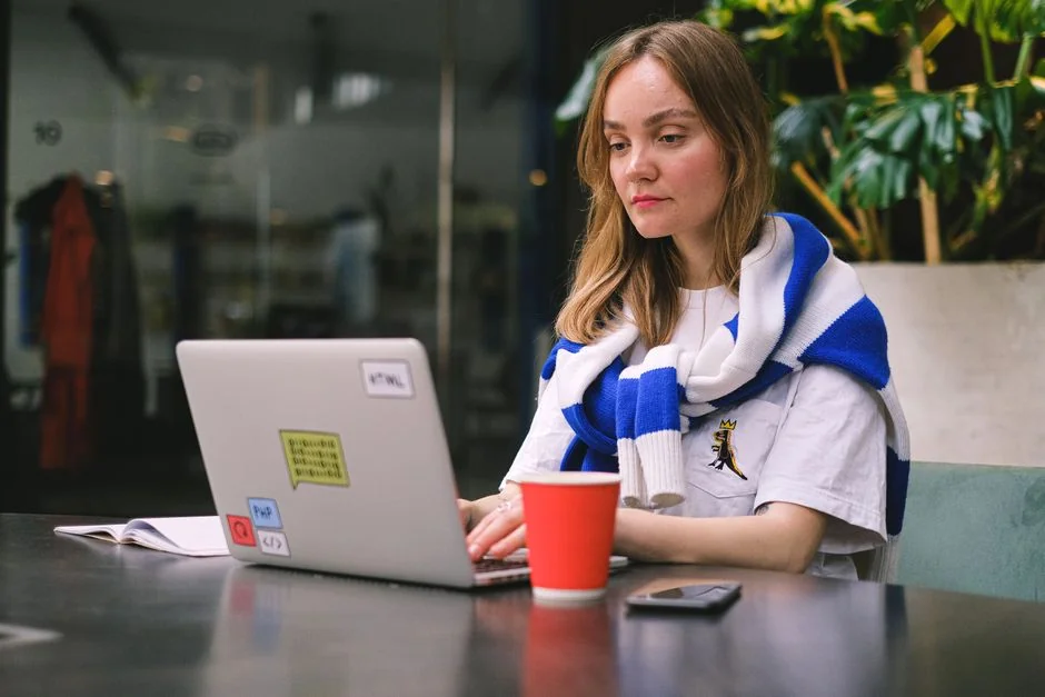 Vue de dessus d’un bureau de travail moderne et épuré avec un ordinateur portable, une tablette et des accessoires.